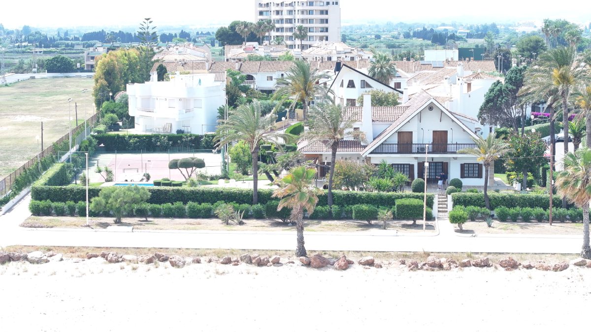 Jardín y piscina