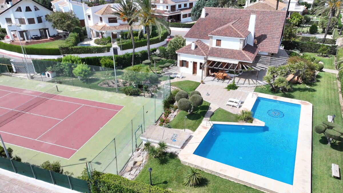 Pista de tenis y piscina